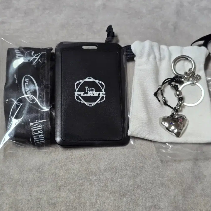 [BUNJANG] PLAVE Yu Yeoreum Lanyard &amp; Metal Heart Keychain Set / 플레이브 육여름 랜야드A+W4L 메탈하트키링