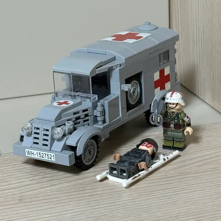 [BUNJANG] LEGO German Medic Truck with Figures / 레고 독일군 의무병 트럭