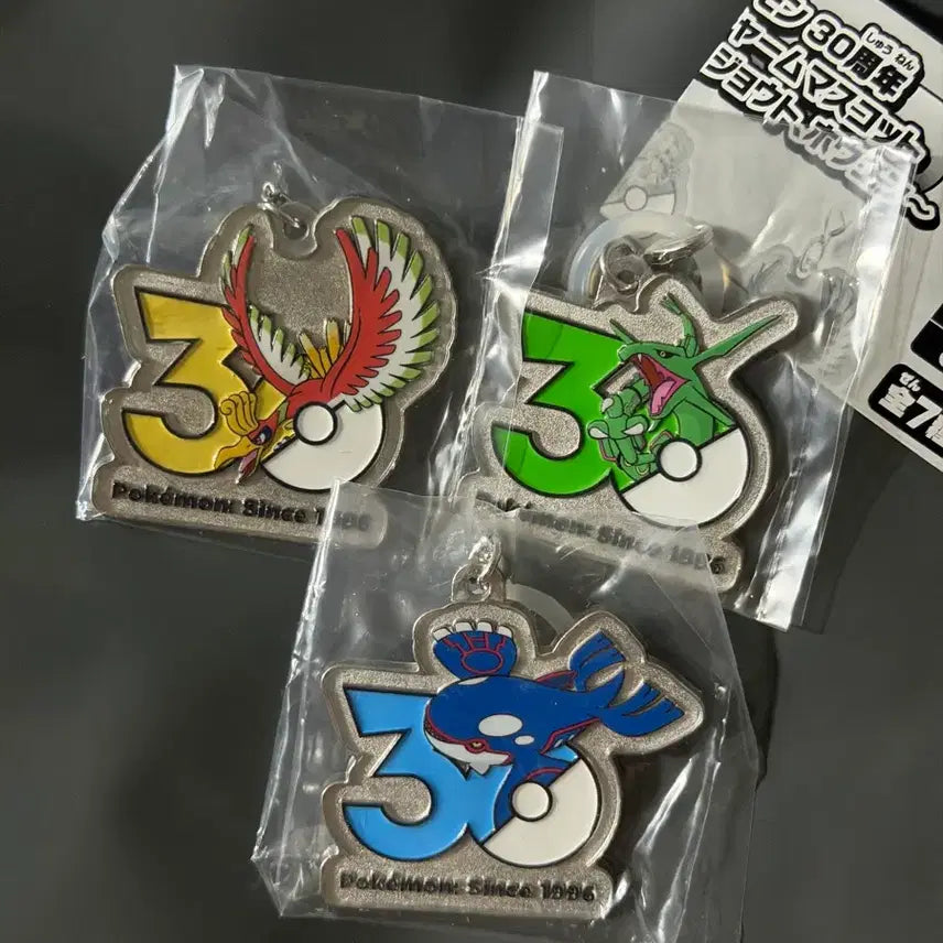 [BUNJANG] Pokemon 30th Anniversary Logo Metal Charm Gacha Set / 포켓몬 30주년 로고 메탈참 가챠 칠색조 레쿠쟈 가이오가 3종 일괄 메지루시