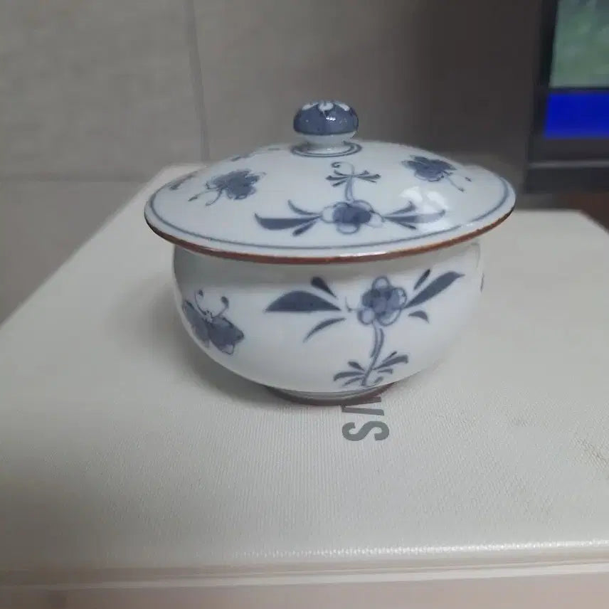 [BUNJANG] Blue-and-White Porcelain Covered Cup with Floral and Butterfly Motif / 청화백자 유개잔