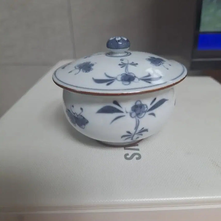 [BUNJANG] Blue-and-White Porcelain Covered Cup with Floral and Butterfly Motif / 청화백자 유개잔