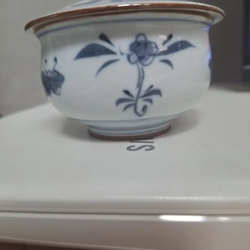 [BUNJANG] Blue-and-White Porcelain Covered Cup with Floral and Butterfly Motif / 청화백자 유개잔