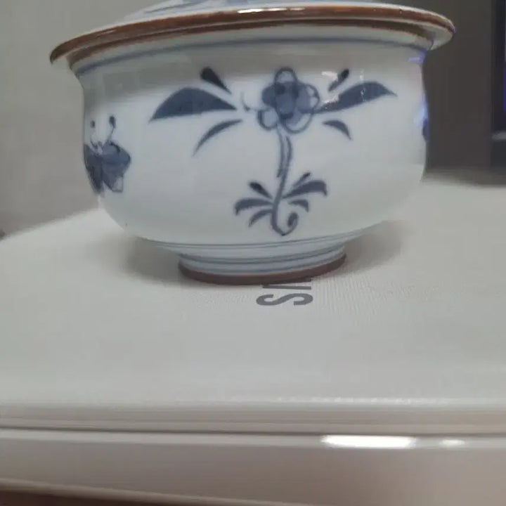 [BUNJANG] Blue-and-White Porcelain Covered Cup with Floral and Butterfly Motif / 청화백자 유개잔