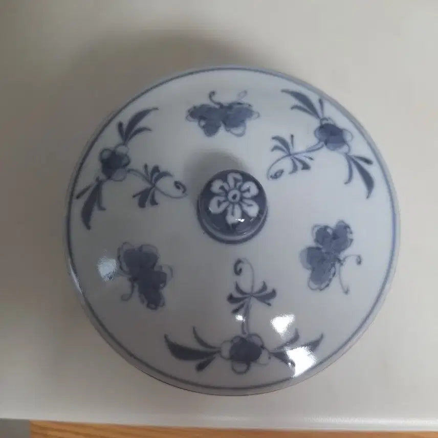 [BUNJANG] Blue-and-White Porcelain Covered Cup with Floral and Butterfly Motif / 청화백자 유개잔