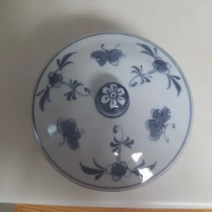 [BUNJANG] Blue-and-White Porcelain Covered Cup with Floral and Butterfly Motif / 청화백자 유개잔