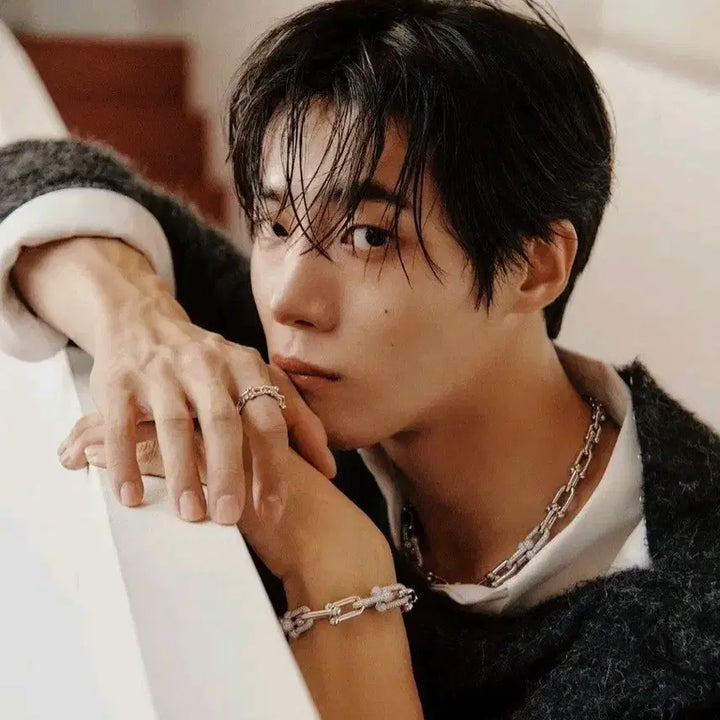 [BUNJANG] Esquire Magazine October 2023 Issue featuring Choo Young Woo / (새상품)<중증외상센터><견우와 선녀> 추영우님 표지인 에스콰이어 잡지양도
