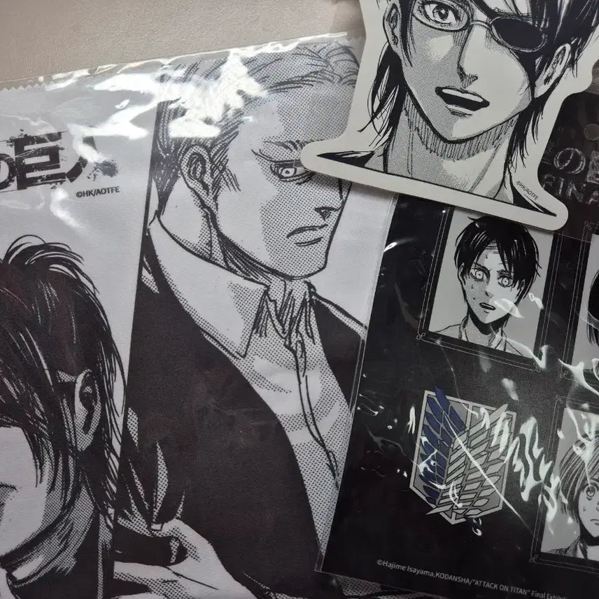 [BUNJANG] Attack on Titan Exhibition Erwin Smith Glasses Cloth &amp; Photo Sticker Bundle Set (Sealed) / (미개봉) 진격의 거인 전시회 한지 엘빈 안경닦이 증명사진 스티커 일괄 판매