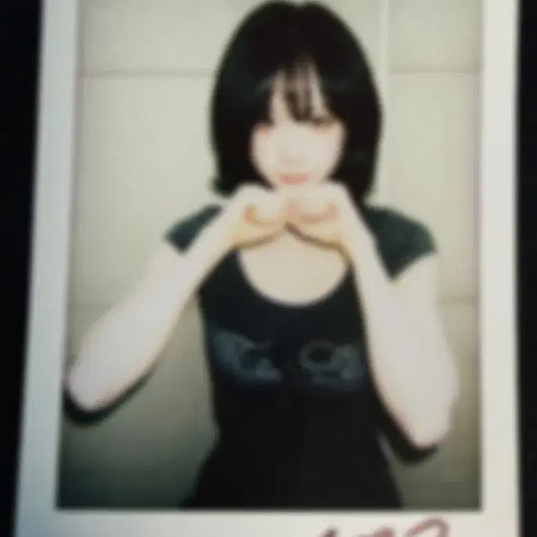 [BUNJANG] tripleS Kim Nakyoung Signed Polaroid / tripleS 트리플에스 김나경 싸인 폴라로이드