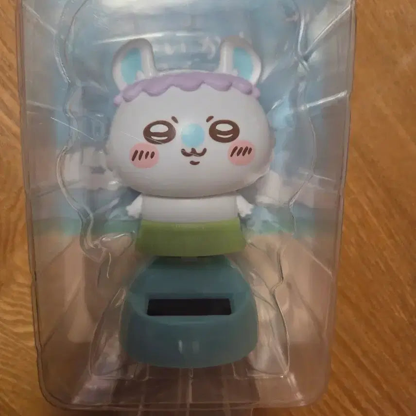 [BUNJANG] Chiikawa Momonga Solar-Powered Shaking Figure / 먼작귀 치이카와 모몽가 유라유라 태양광 피규어