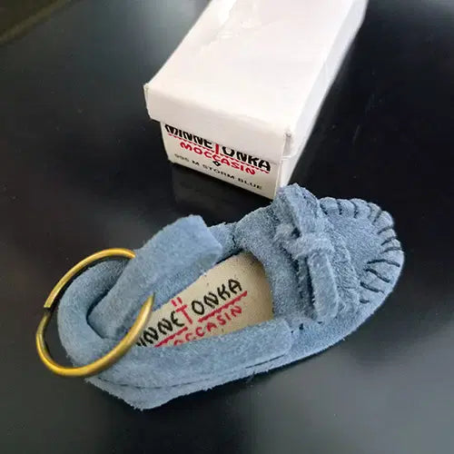[BUNJANG] Minnetonka Miniature Leather Keyring Blue (Minnetonka Merchandise) / 미네통카 신발 미니어처 가죽 키링 블루 (MINNETONKA 굿즈)