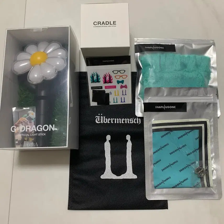 [BUNJANG] G-Dragon Official Goods Bundle Set (Daisy Bong Full Set) / 지디 공식 굿즈 일괄 처분(데이지봉 풀세트)