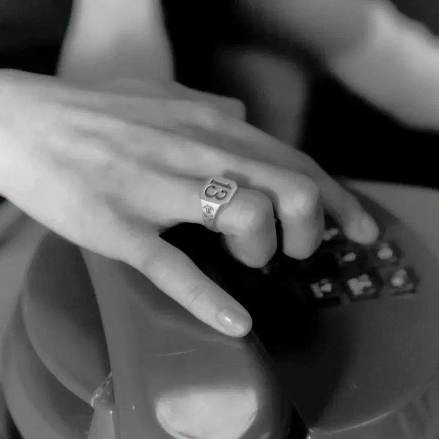 [BUNJANG] BTS Jimin Muse 13 Signet Ring / (새상품)방탄 지민 뮤즈 13 반지 시그넷 링 signet ring 양도