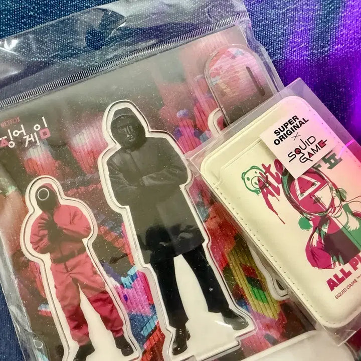 [BUNJANG] Squid Game Official Merchandise Set - Light Stick, Acrylic Stand Kit, Smartphone Card Wallet / 택포) 오징어게임 응원봉 + 아크릴 스탠드키트 + 스미트폰용 카드지갑 굿즈세트