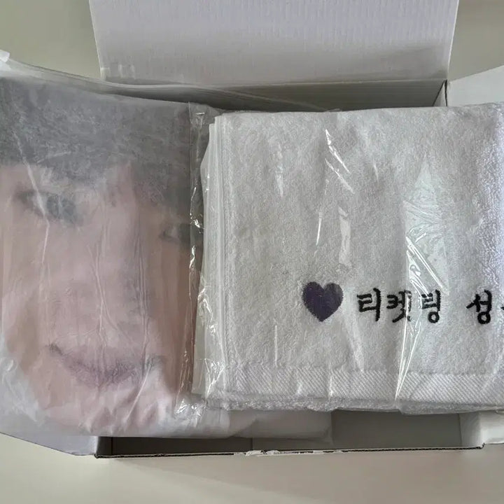 [BUNJANG] BTS Jin Raincoat &amp; Towel / 방탄 bts 런석진 석진 우비 수건 (포카 x)