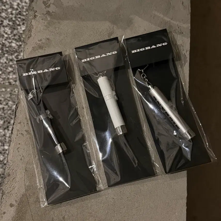 [BUNJANG] Big Bang 20th Anniversary Message LED Keychain (G-Dragon, Taeyang, Daesung) / 빅뱅 20주년 전시회 메세지 led 키링(지디, 태양, 대성)