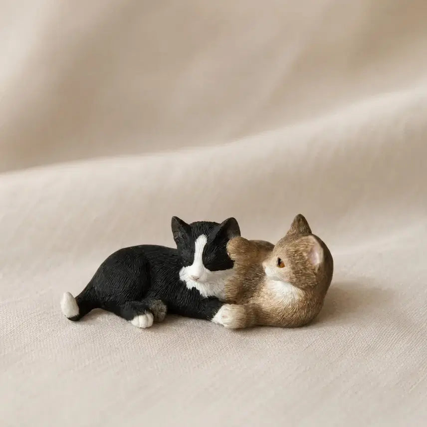 [BUNJANG] Vintage Resin Cat Figurines (Black/White &amp; Brown) / 빈티지 레진 고양이 피규어 피겨린 두마리 흑백 브라운