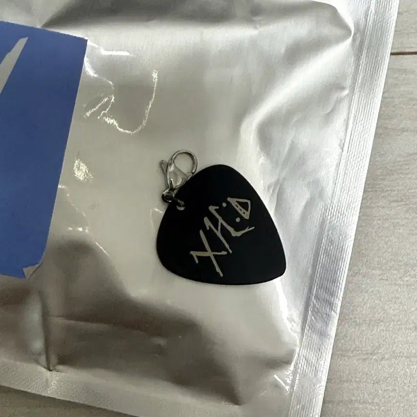 [BUNJANG] Xdinary Heroes Gaon Signed Guitar Pick / 엑스디너리 히어로즈 가온 싸인 피크