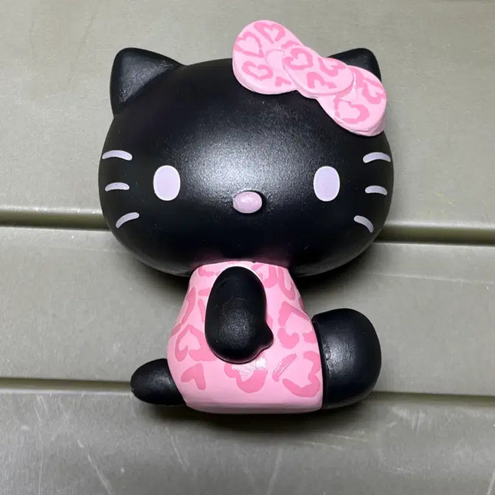 [BUNJANG] Hello Kitty Figure with Tin Case / 헬로키티 피규어 + 틴케이스