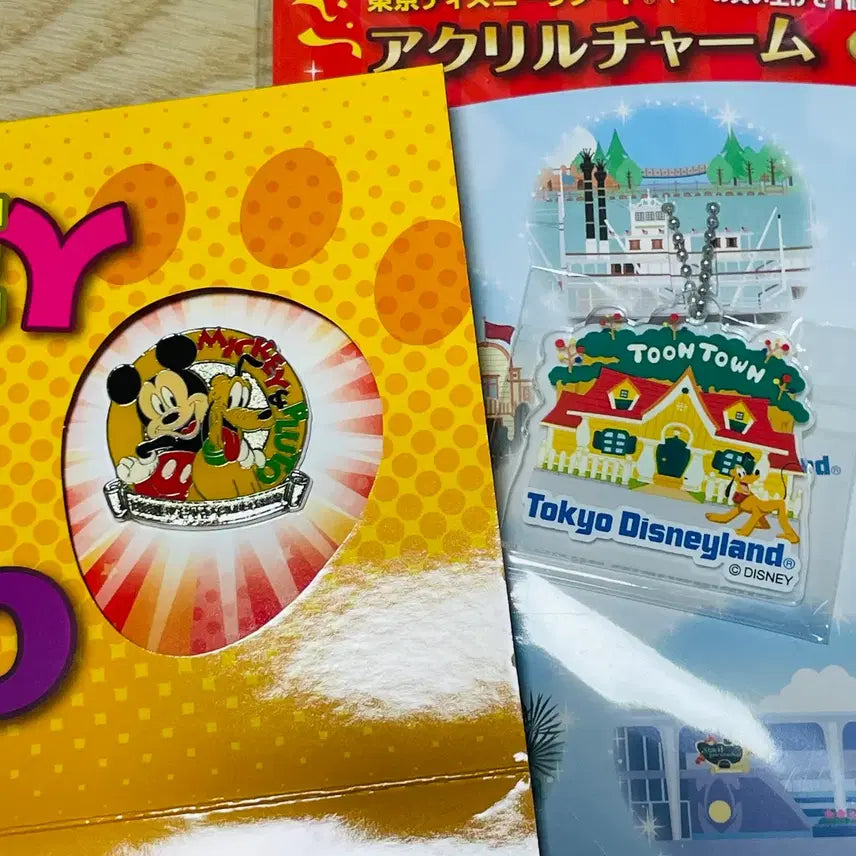 [BUNJANG] Disney Mickey Mouse Pluto Pin Badge &amp; Acrylic Keyring Set - Limited Edition Vintage Retro / 디즈니 미키마우스 플루토 핀뱃지 아크릴키링 키홀더 한정판 고전빈티지레트로