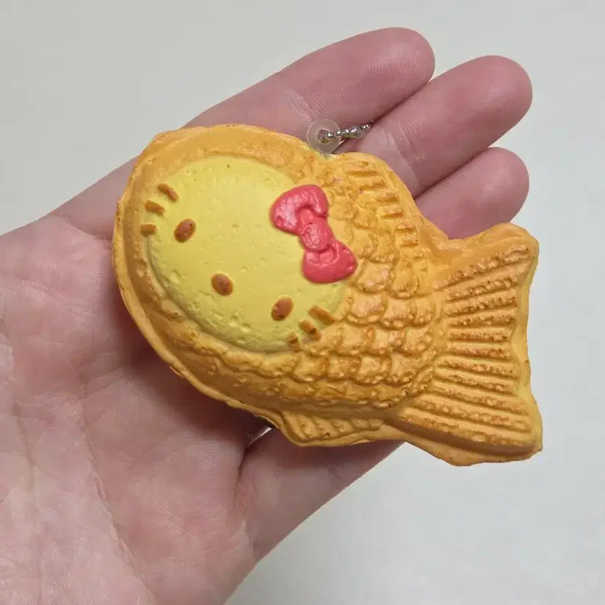 [BUNJANG] Classic Kitty Fish-Shaped Squishy Keychain / 고전키티 붕어빵 스퀴시 키링 고전키티 디저트 키링