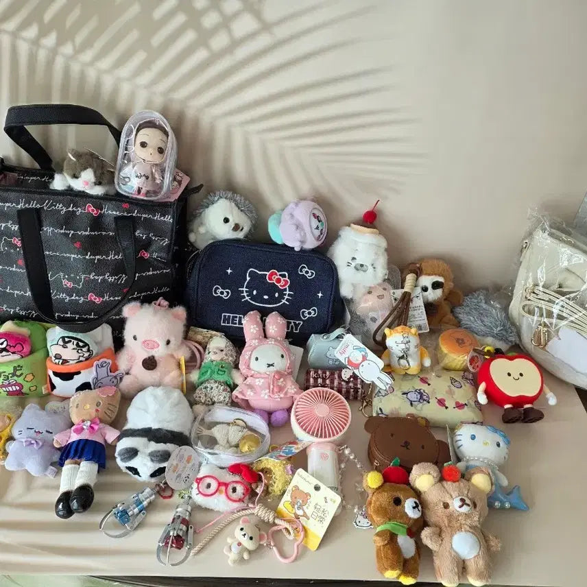 [BUNJANG] Hello Kitty, Rilakkuma, and Other Character Dolls Bundle Set / 헬로키티, 리락쿠마 등 캐릭터 인형 일괄