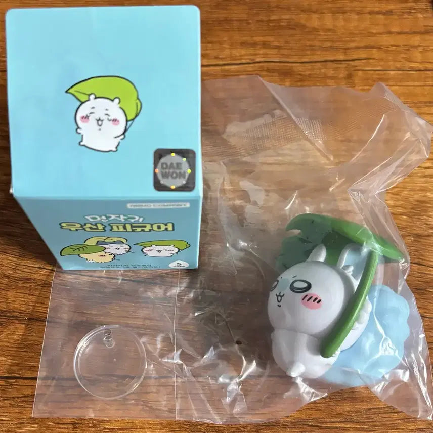 [BUNJANG] Chiikawa Momonga Flying Squirrel Umbrella Figure / 치이카와 먼작귀 우산 피규어 모몽가 모몬가 하늘다람쥐