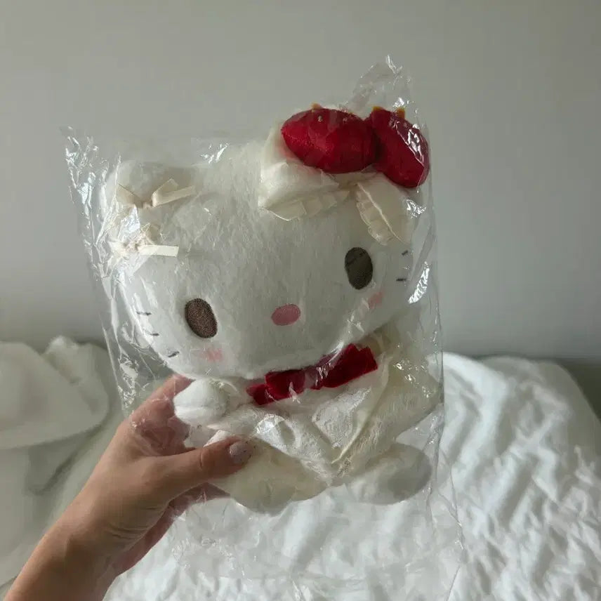 [BUNJANG] Sanrio Hello Kitty Sweet Cake Medium Plush Doll / 산리오 키티 스위트케이크 중형 누이 인형 미개봉
