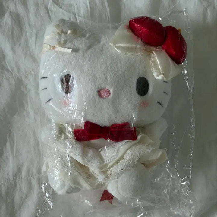 [BUNJANG] Sanrio Hello Kitty Sweet Cake Medium Plush Doll / 산리오 키티 스위트케이크 중형 누이 인형 미개봉