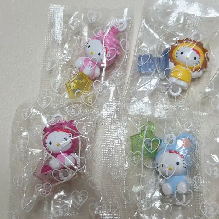[BUNJANG] Hello Kitty Vintage Figure Strap Set / 일괄)고전키티 피규어 스트랩 고전키티 동물 십이지신 딸기키티 피규어 줄줄이스트랩
