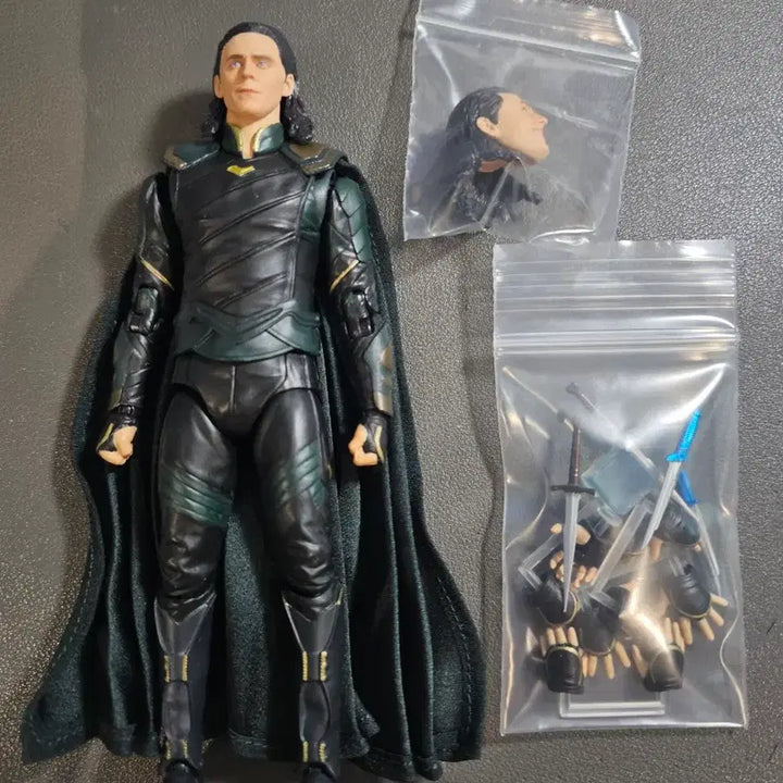 [SOLD OUT] [BUNJANG] Mafex Thor &amp; Loki Set (No Box, Missing Thor Parts) / 마펙스 토르, 로키 세트 팝니다. (박스없음,토르부품누락) shf 마블레전드