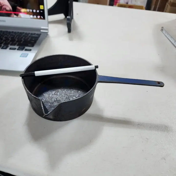 [BUNJANG] Vintage Cast Iron Pan 14cm Diameter, 5.8cm Height / 유럽에서온 오래된 빈티지 무쇠 지름14cm 높이5.8cm