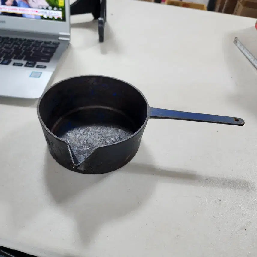 [BUNJANG] Vintage Cast Iron Pan 14cm Diameter, 5.8cm Height / 유럽에서온 오래된 빈티지 무쇠 지름14cm 높이5.8cm