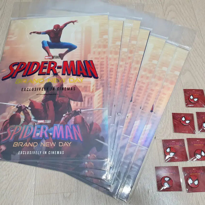 [BUNJANG] Spider-Man Key Visual Poster 3-Set + Pin Badge / 스파이더맨 핀뱃지+3종 포스터 세트 판매 합니다. (6주차 키비쥬얼)