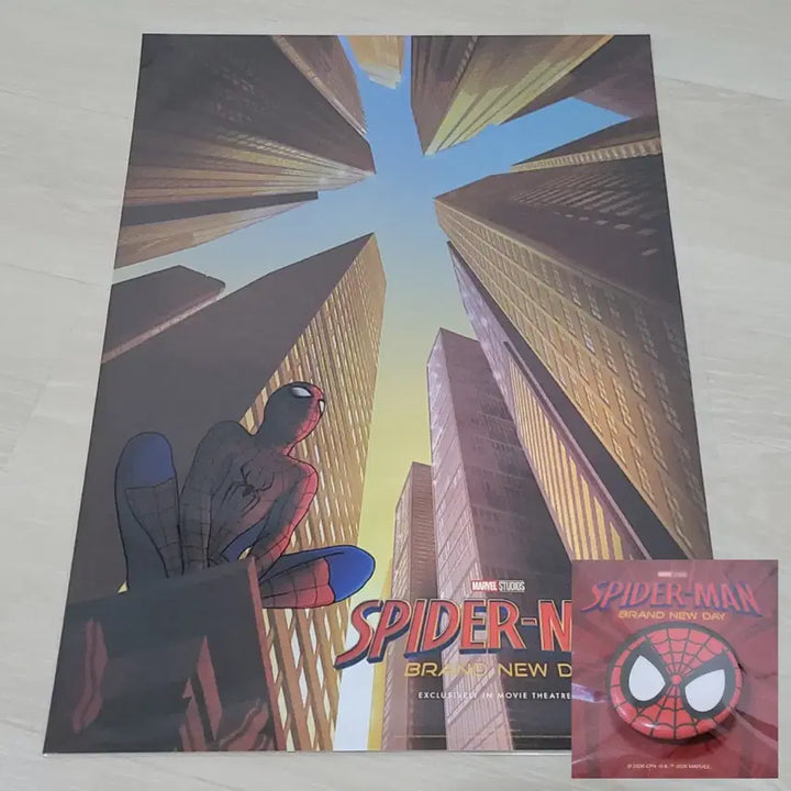 [BUNJANG] Spider-Man Cinematic Archive Poster + Pin Badge Set / [전용박스 안전포장] 스파이더맨 시네 아카이브 포스터 + 핀뱃지