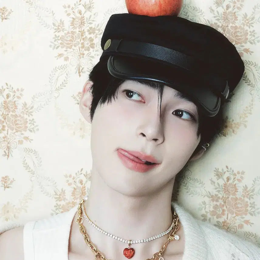 [BUNJANG] ZB1 Sung Hanbin Vogue Magazine Swarovski Feature / (새상품) 그룹 제베원 리더 성한빈님 스와로브스키 화보가 실린 보그 잡지 양도합니다