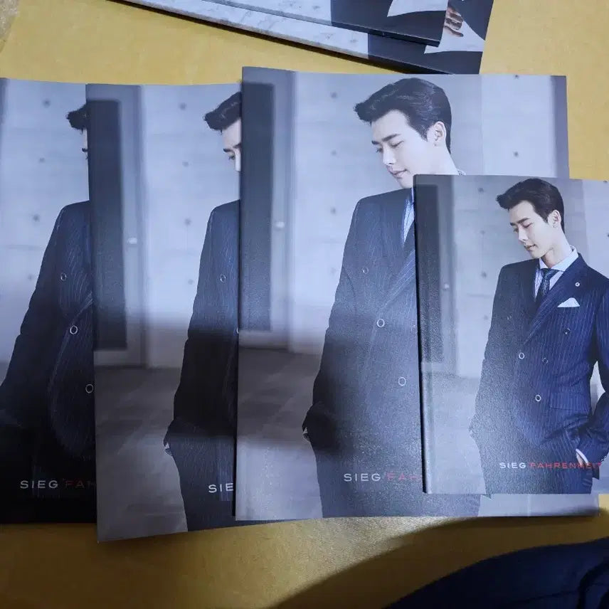 [BUNJANG] Lee Jong Suk Photobook &amp; Magazine Bundle / 이종석 화보집 및 잡지 일괄판매