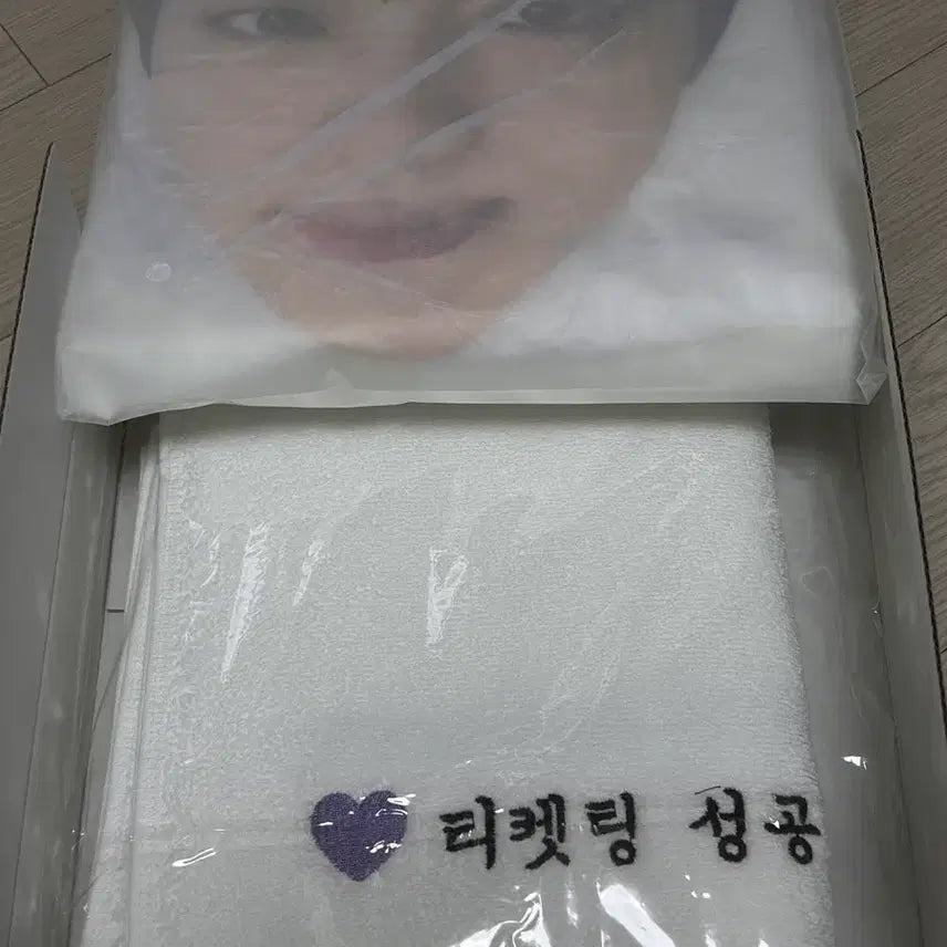 [BUNJANG] Seokjin Concert Gift Raincoat &amp; Towel Bundle Set (Unsealed) / 런석진 콘서트 기프트 역조공