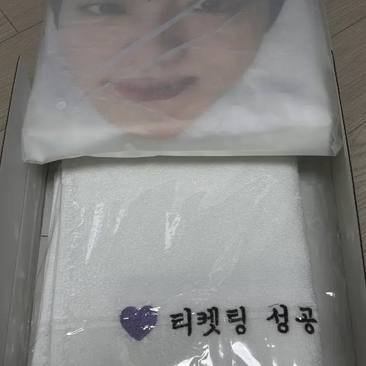 [BUNJANG] Seokjin Concert Gift Raincoat &amp; Towel Bundle Set (Unsealed) / 런석진 콘서트 기프트 역조공 포카 포함