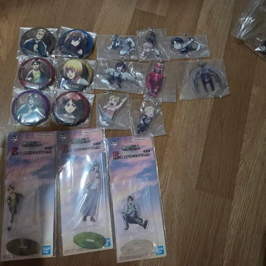 [BUNJANG] Attack on Titan Ichiban Kuji Acrylic Charm &amp; Keychain Bundle Set / 진격의거인 제일복권 아크릴 캔뱃지 키링 하위상 일괄