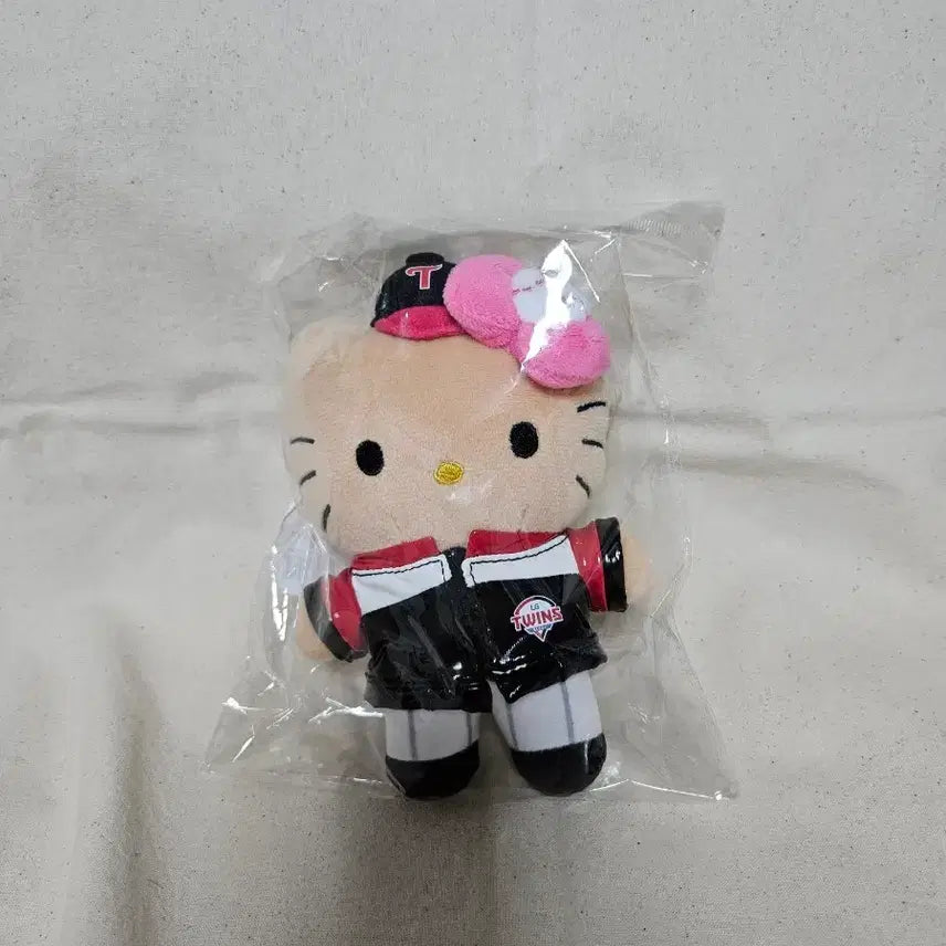 [BUNJANG] LG Twins x Hello Kitty Doll Keyring / LG트윈스 X 태닝 헬로 키티 인형 키링