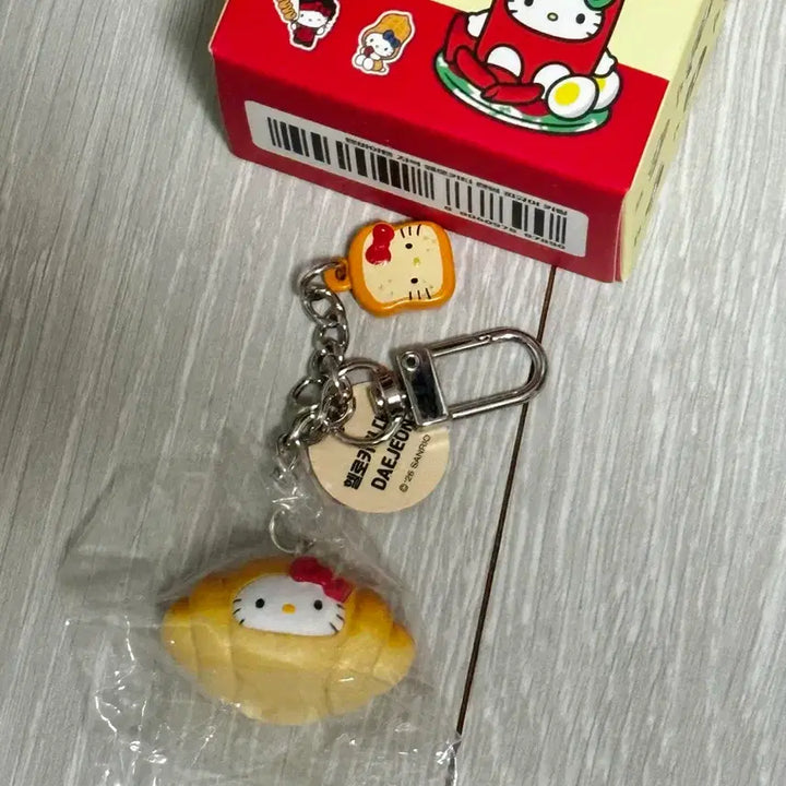 [BUNJANG] Hello Kitty Daejeon Salt Bread Keychain (Sealed) / 올리브영 헬로키티 지역 키링 대전 소금빵