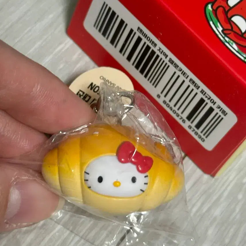 [BUNJANG] Hello Kitty Daejeon Salt Bread Keychain (Sealed) / 올리브영 헬로키티 지역 키링 대전 소금빵