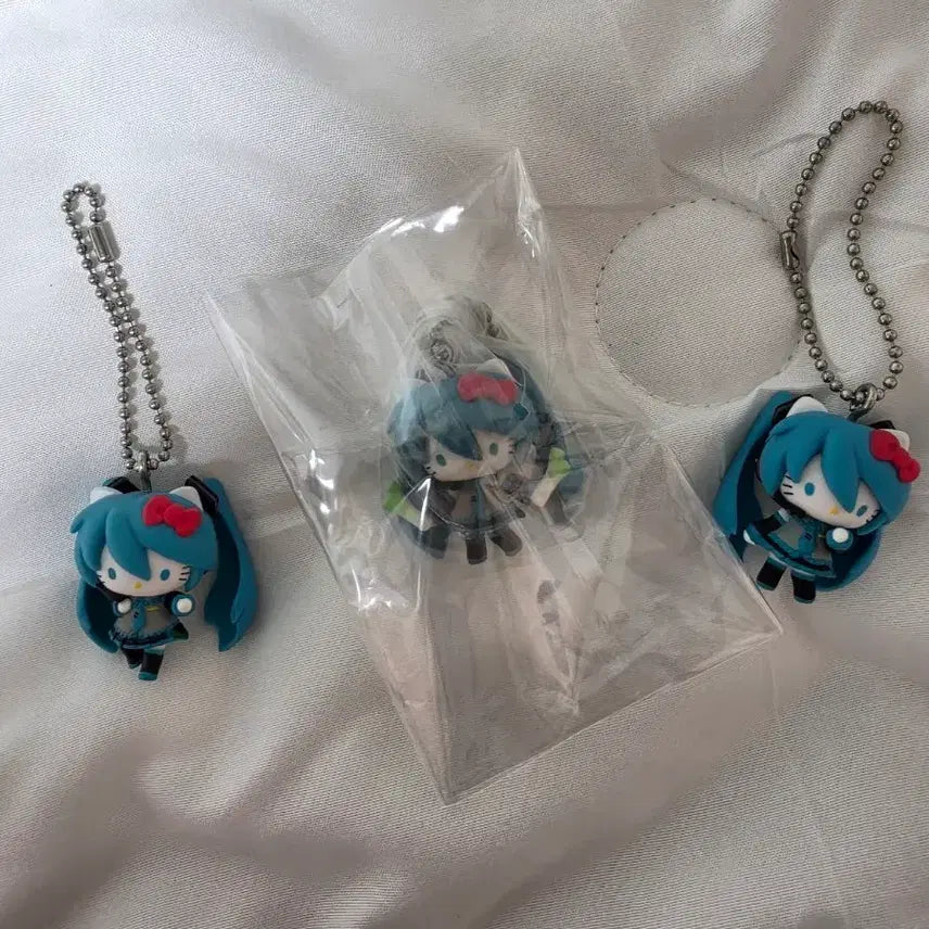 [BUNJANG] Sanrio Hello Kitty x Hatsune Miku Collaboration Charm Strap Set (3 Types Bundle) / [새상품] 산리오 헬로키티 하츠네마쿠 키링 스트랩 (3종 일괄로만)