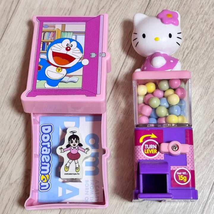 [BUNJANG] Sanrio Hello Kitty Classic Candy Machine &amp; Doraemon Eraser Figures Bundle Set / 산리오 헬로키티 고전키티 캔디머신 장난감 가챠 고전완구 도라에몽 지우개 피규어 일괄