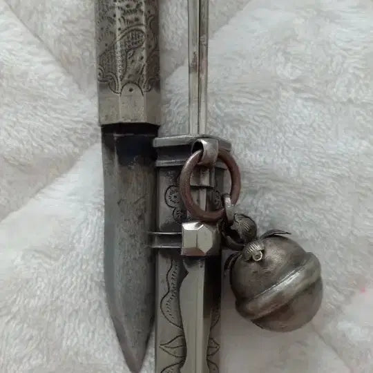 [BUNJANG] Antique Silver Ceremonial Dagger with Chopsticks / 아주 오래된 젓가락이 달린 은장도