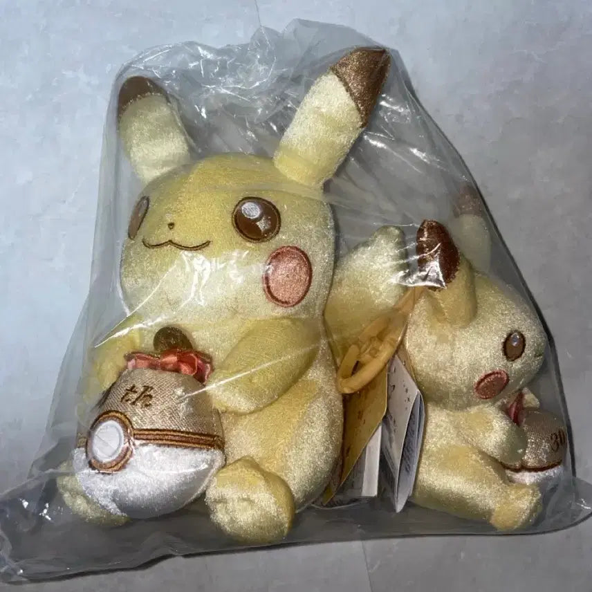 [BUNJANG] Pokemon 30th Anniversary Golden Pikachu Plush Bundle Set / 포켓몬 30주년 황금 피카츄 인형 일괄판매