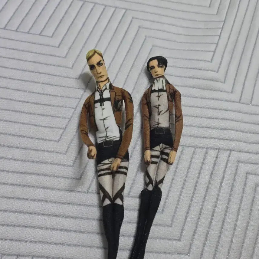 [BUNJANG] Attack on Titan Erwin &amp; Levi Wire Doll Bundle (Eruri) / 진격의 거인 엘빈 리바이 철사인형 일괄 에루리