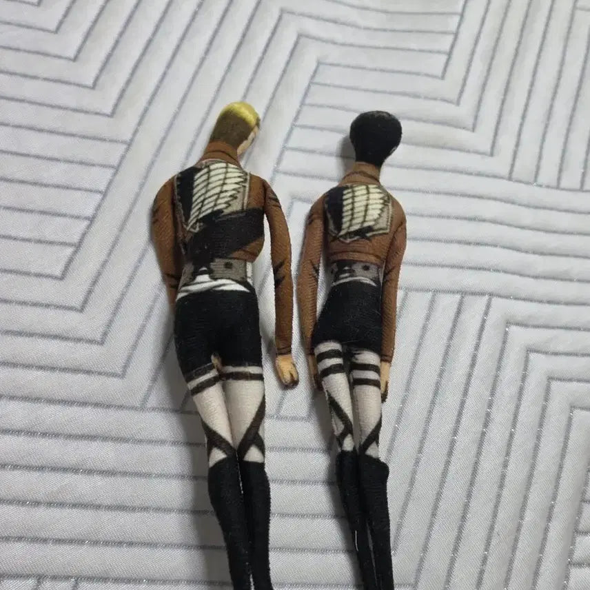 [BUNJANG] Attack on Titan Erwin &amp; Levi Wire Doll Bundle (Eruri) / 진격의 거인 엘빈 리바이 철사인형 일괄 에루리