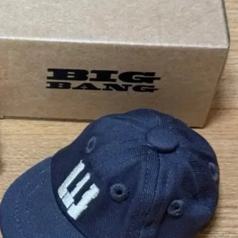 [BUNJANG] BIGBANG 20th Anniversary Exhibition Hat Keyring Charcoal / 빅뱅 20주년 전시회 모자 키링 차콜 굿즈