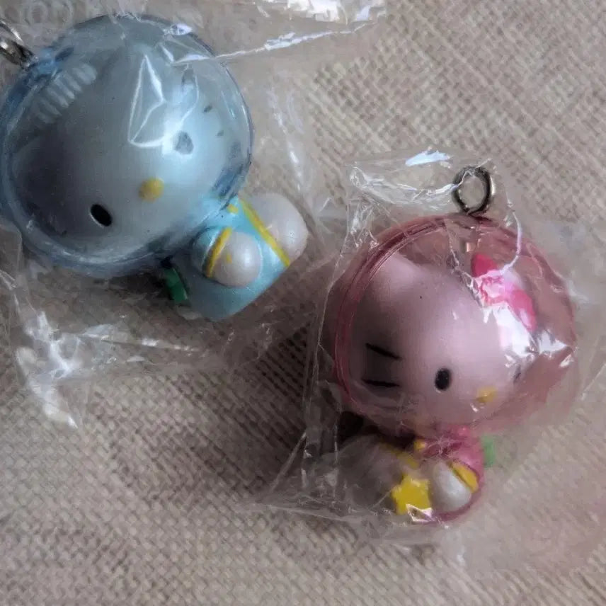 [BUNJANG] Sanrio Classic Hello Kitty Astronaut Mascot Keychain &amp; Daniel / 산리오 고전 헬로키티 우주복 키티 미개봉 다니엘 고전키티 우주비행사 우주인 마스코트 키링 키티피규어